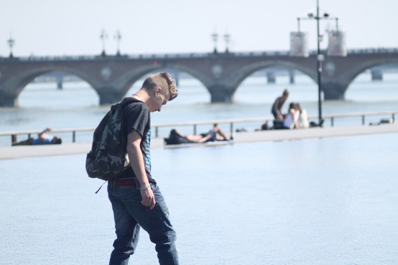 bordeaux-jeune-miroir-eau.JPG