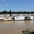 Ponton et péniche sur les rives d'Arcins