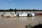 Ponton et péniche sur les rives d'Arcins