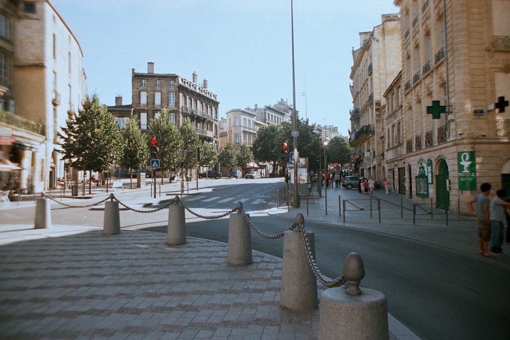 Cours Victor Hugo depuis la place Bir-hakeim