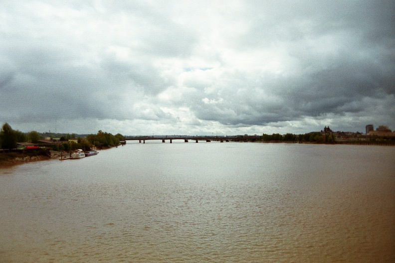 Vue du pont de pierre (vers l'amont)