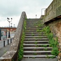 Escalier végétalisé près du pont de pierre