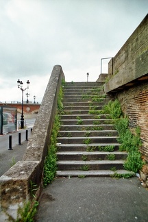 Escalier végétalisé près du pont de pierre