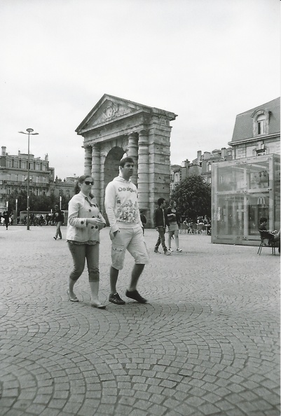 Inconnus, place de la victoire, Bordeaux, N&B