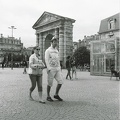 Inconnus, place de la victoire, Bordeaux, N&B